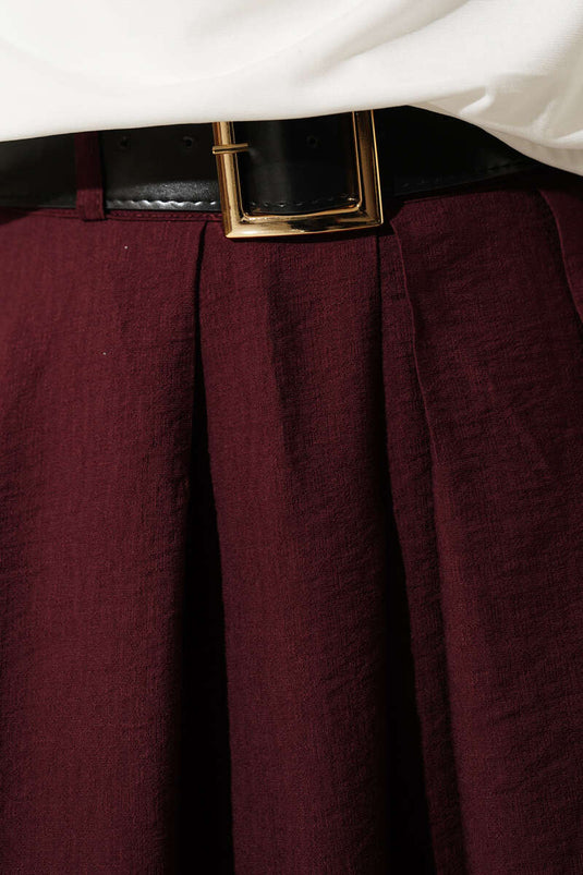 Jupe plissée avec large ceinture bordeaux
