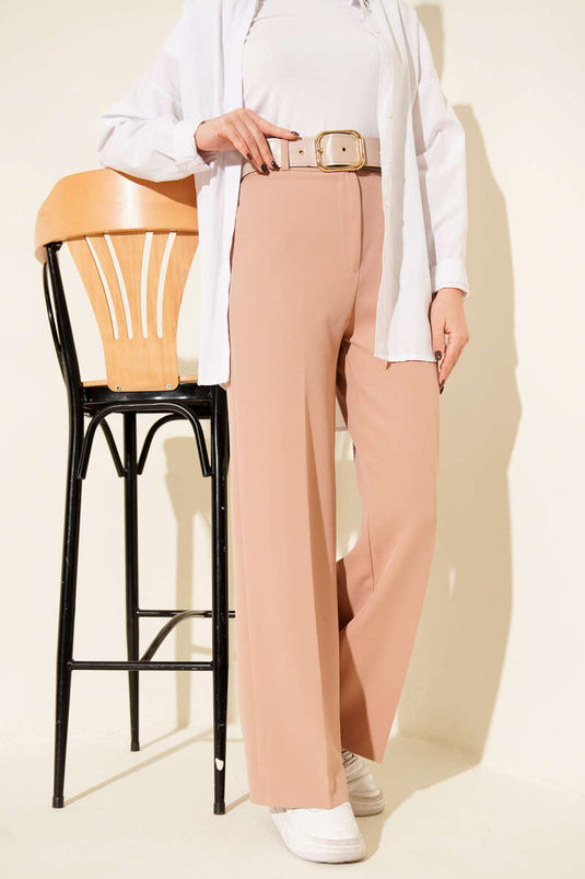 بنطلون واسع الساقين مع حزام عريض بلون اللاتيه