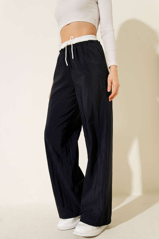 بنطال واسع الساق بحزام عند الخصر باللون الأزرق الداكن
