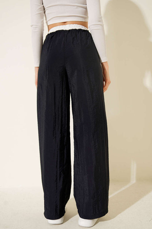 بنطال واسع الساق بحزام عند الخصر باللون الأزرق الداكن