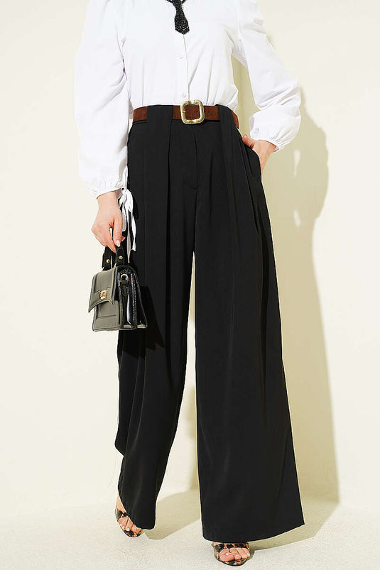 Schwarze Stoffhose mit weitem Falten-Detail