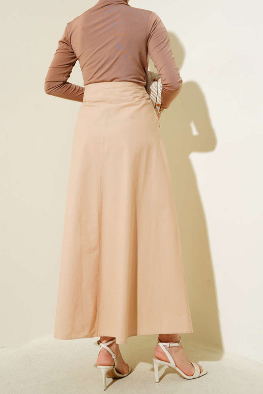 تنورة واسعة مطوية بجيوب بلون الجمل