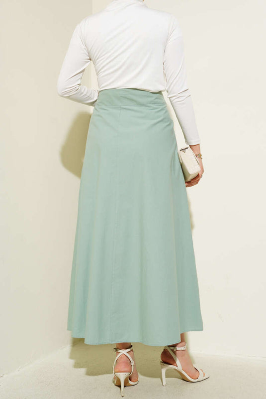 تنورة واسعة مطوية بجيوب بلون النعناع