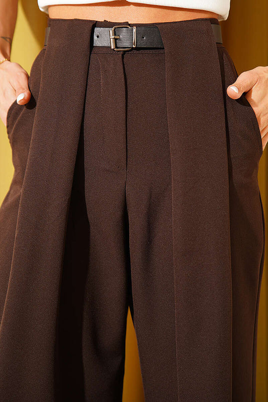 Pantalon large plissé avec ceinture marron