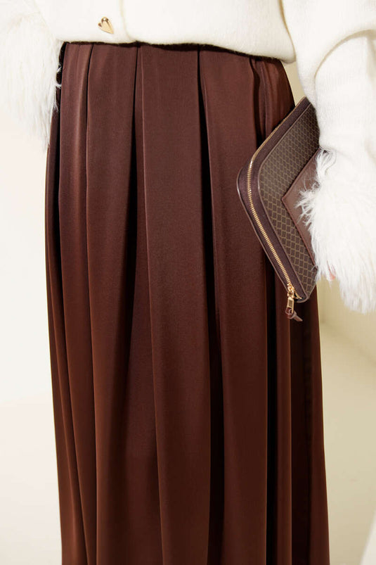 Jupe en satin large plissée marron