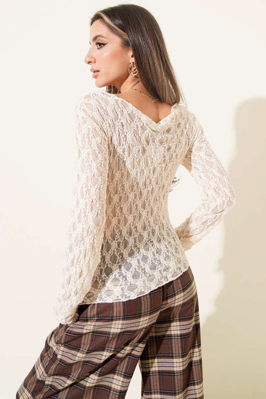 Blouse beige à large col en dentelle