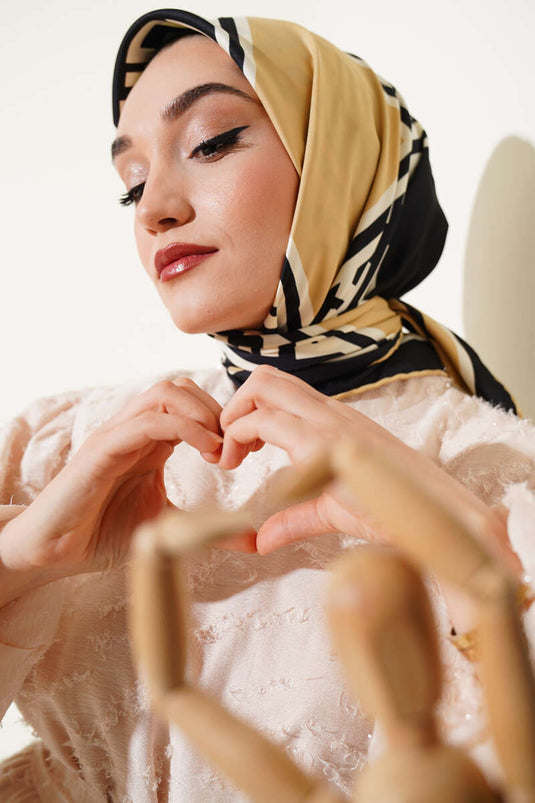 Satin-Twill-Schal Latte mit geometrischen Details