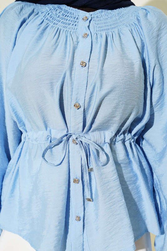 Blouse bleue à col en V avec cordon à la taille