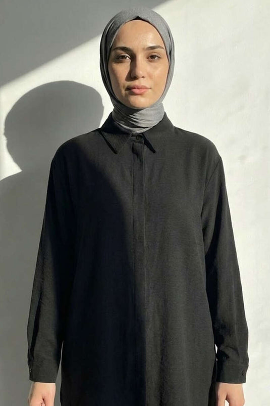 Chemise en aérobine noire à boutons cachés