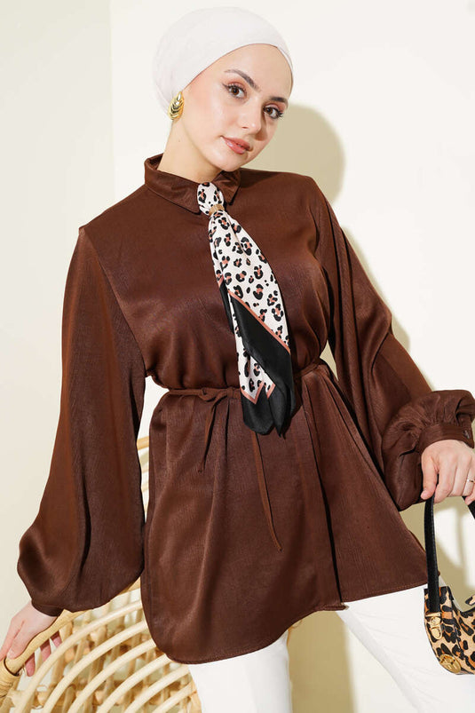 Camicia in satin con maniche a palloncino e bottoni nascosti, colore caffè