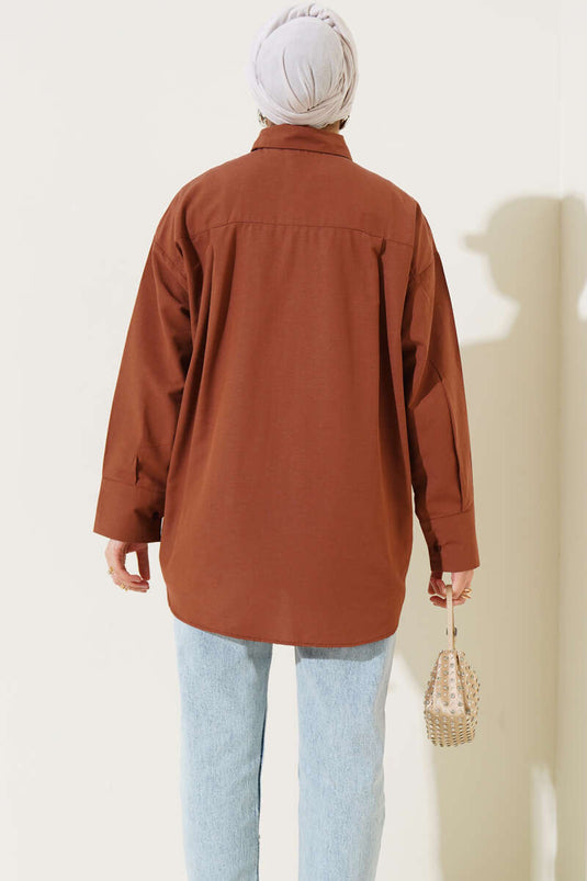 قميص أساسي بأزرار مخفية بني