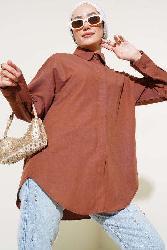 قميص أساسي بأزرار مخفية بني
