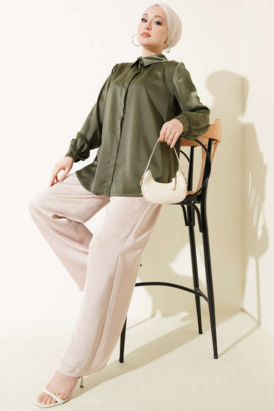 Chemise basique en satin kaki à boutons cachés