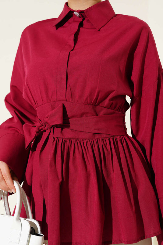 قميص بورجوندي بأزرار مخفية وحزام على الخصر