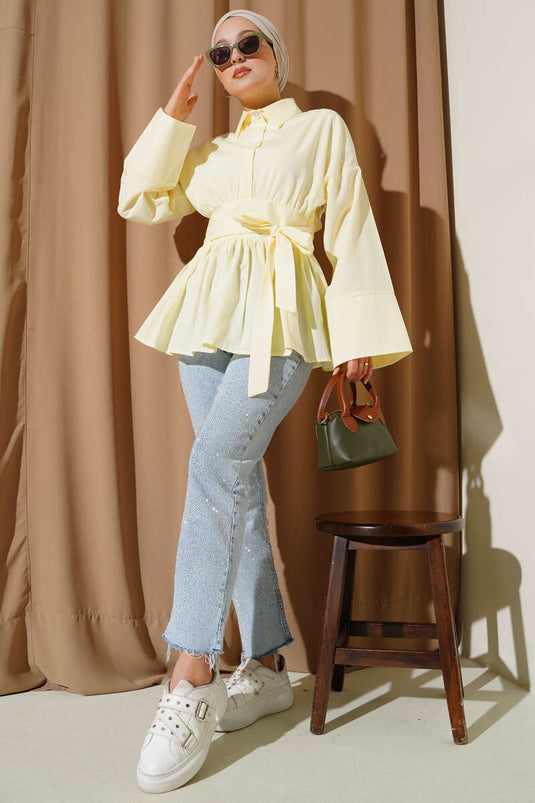 Chemise jaune à ceinture et boutons cachés