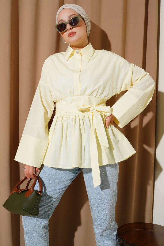 Chemise jaune à ceinture et boutons cachés