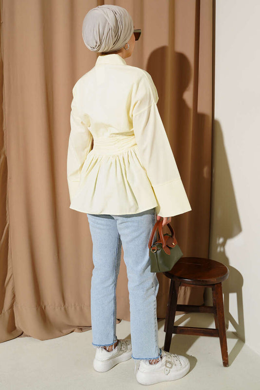 Chemise jaune à ceinture et boutons cachés