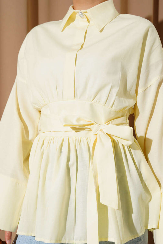 Chemise jaune à ceinture et boutons cachés