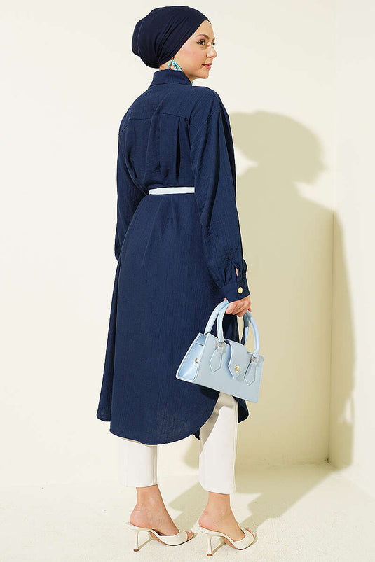 Chemise longue bleu marine avec poches et boutons cachés