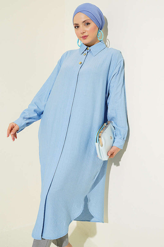 Chemise longue bleue avec poches et boutons cachés
