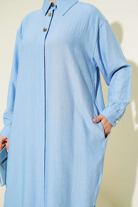 Chemise longue bleue avec poches et boutons cachés