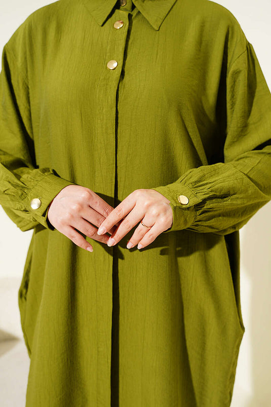 Chemise longue verte avec poches et boutons cachés