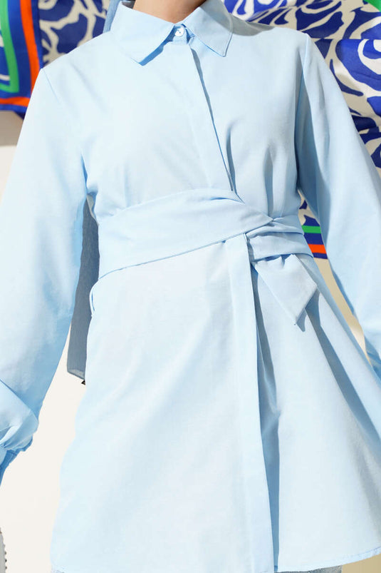 Chemise à boutons cachés et ceinture intégrée bleu bébé