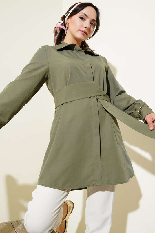 Chemise kaki à boutons cachés et ceinture intégrée