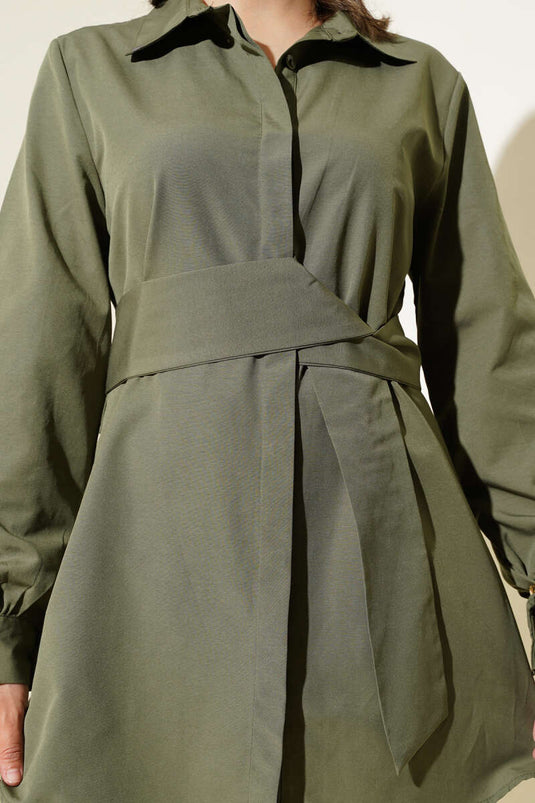 Chemise kaki à boutons cachés et ceinture intégrée