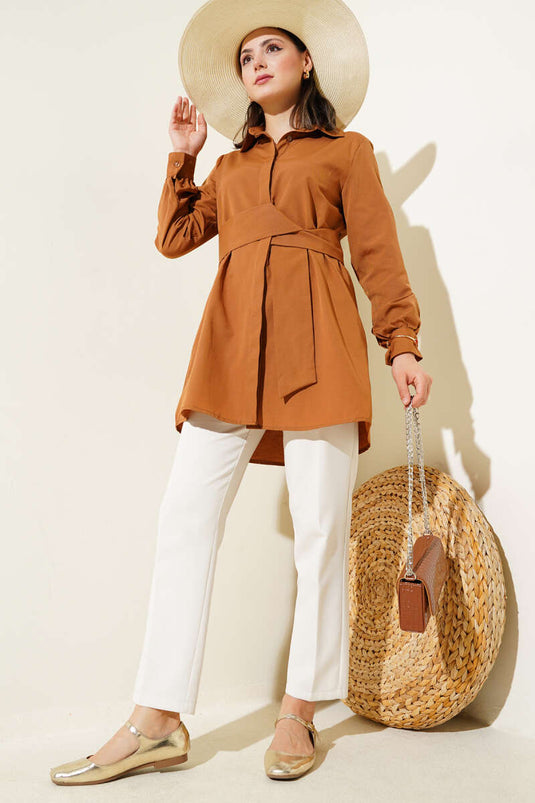 Chemise à ceinture et boutons cachés, couleur beige