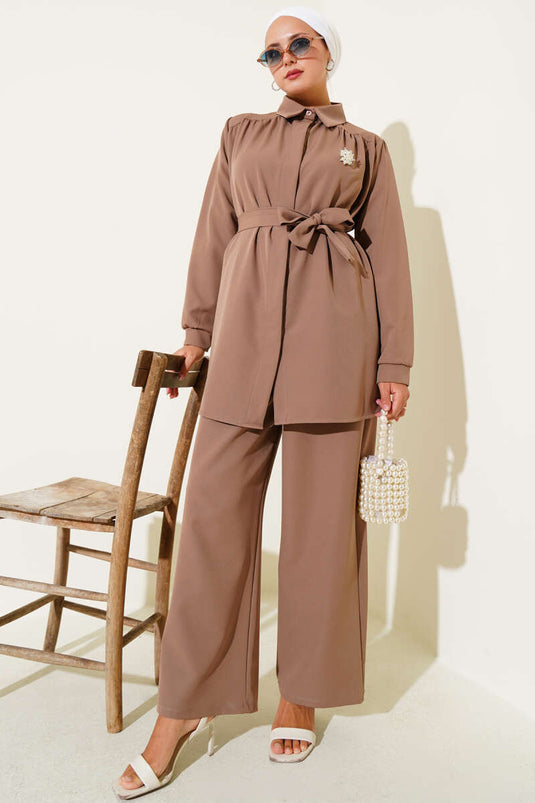 Costume croisé latte avec ceinture à boutons cachés