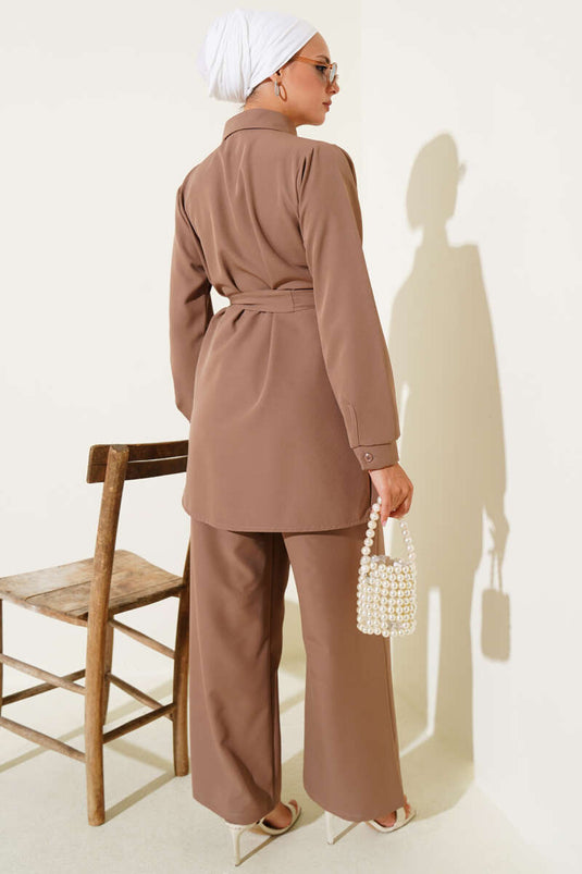 Costume croisé latte avec ceinture à boutons cachés