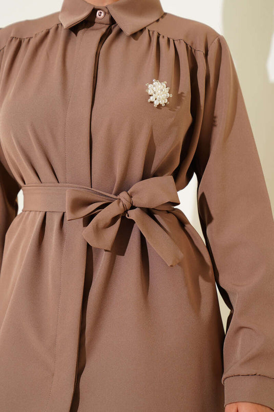 Costume croisé latte avec ceinture à boutons cachés