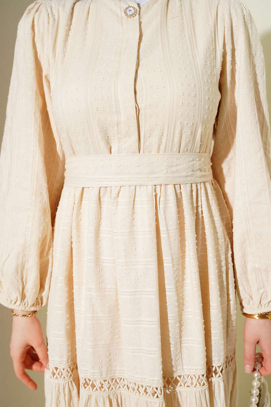 Abito con cintura e bottoni nascosti beige