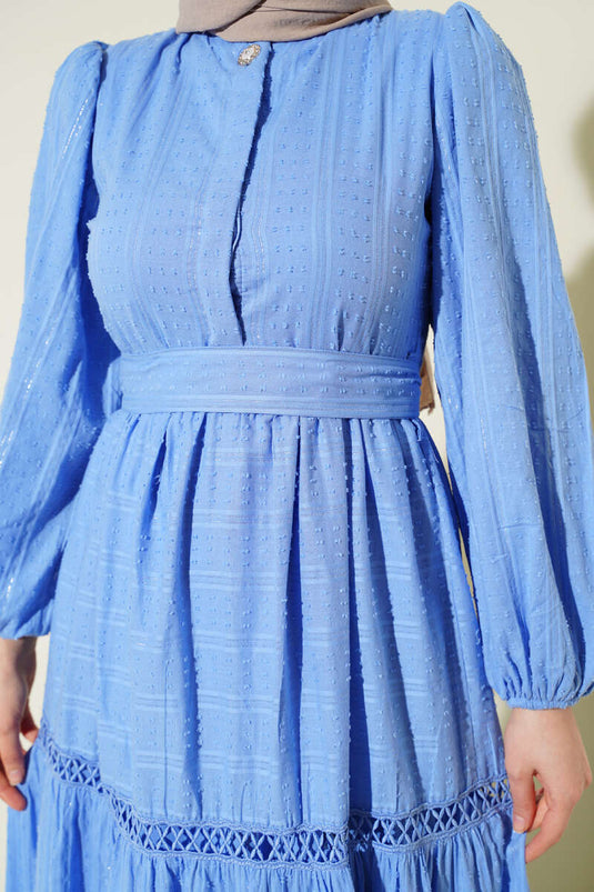 Abito con cintura e bottoni nascosti blu