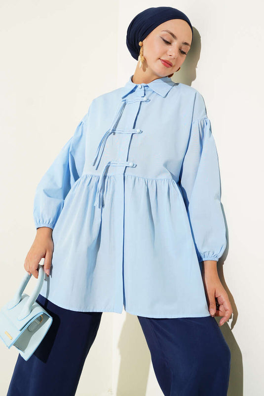 Chemise bleue à boutons cachés