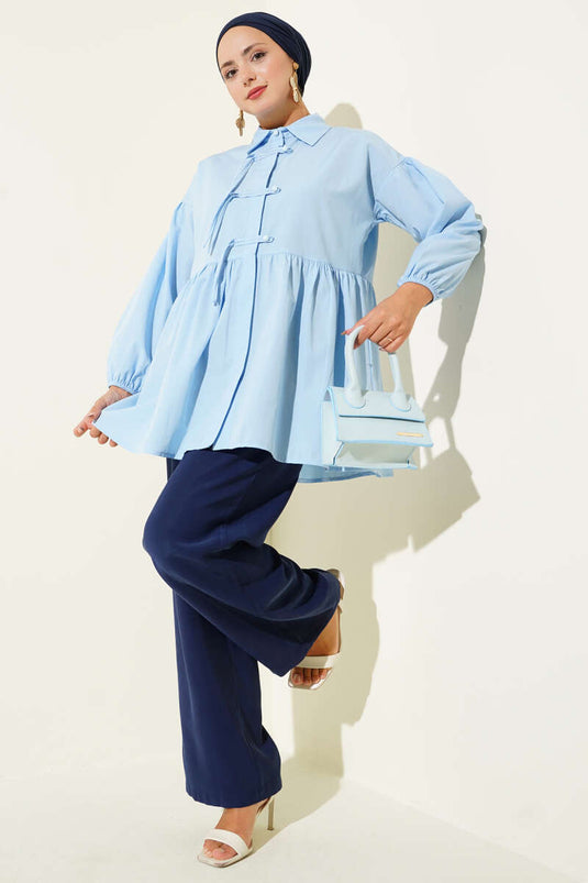 Chemise bleue à boutons cachés