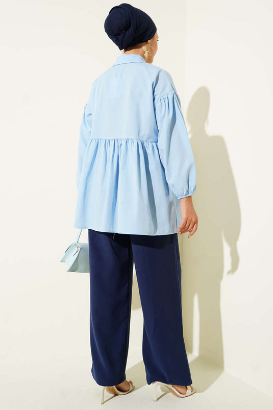 Chemise bleue à boutons cachés