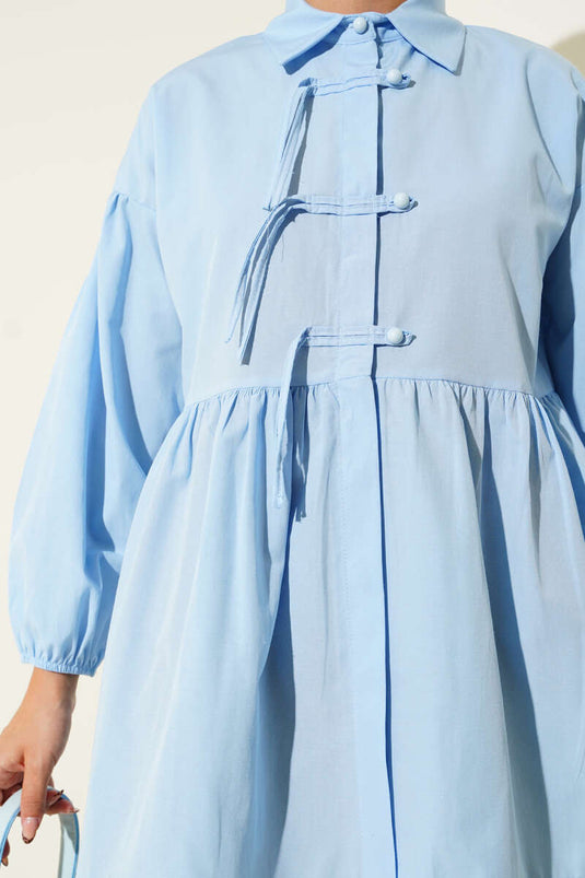 Chemise bleue à boutons cachés