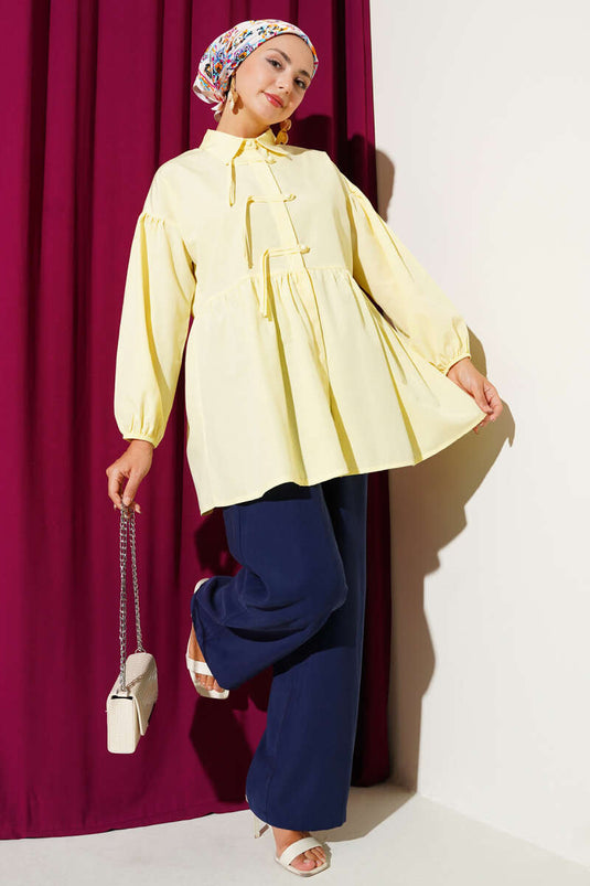 Chemise jaune à boutons cachés et boutons sur le dessus