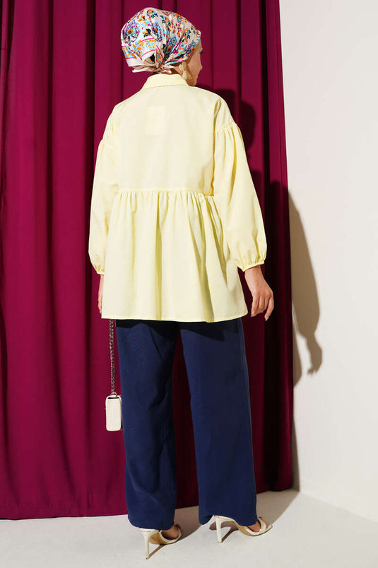 Chemise jaune à boutons cachés et boutons sur le dessus