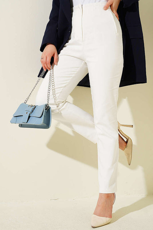 Pantalon blanc à jambe étroite avec fermeture éclair cachée