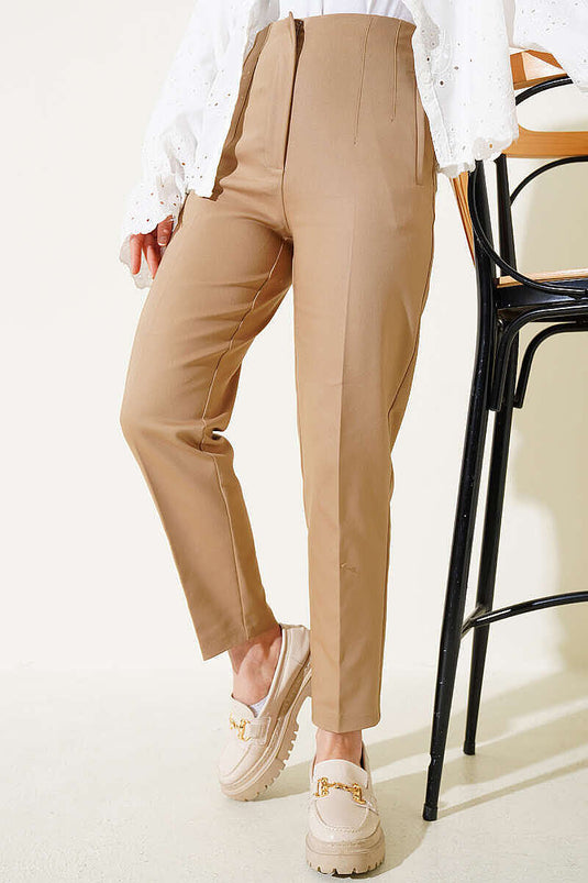 Pantalon fuselé à fermeture éclair cachée couleur vison
