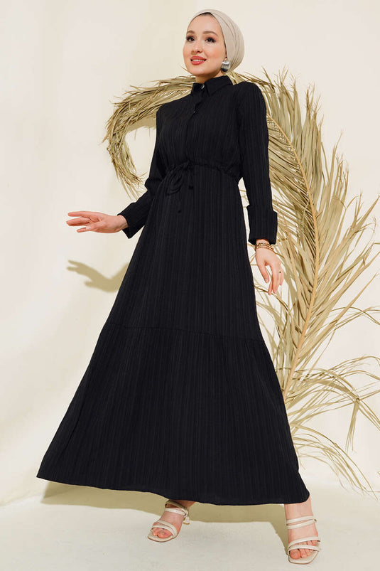 Robe noire à demi-boutons cachés