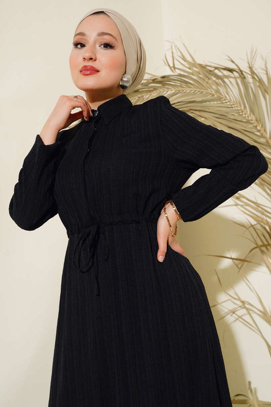 Robe noire à demi-boutons cachés