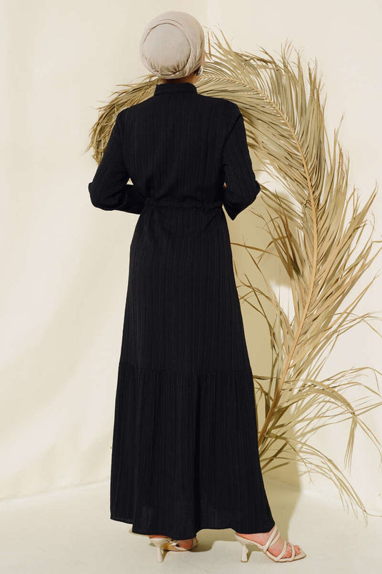 Robe noire à demi-boutons cachés