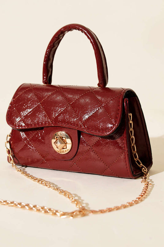 حقيبة صغيرة لامعة بسلسلة، لون عنابي