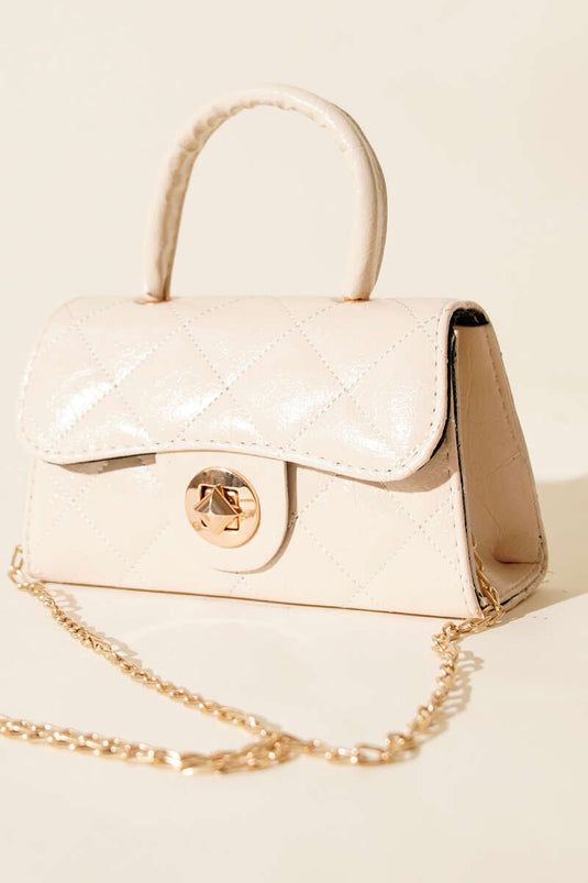 حقيبة صغيرة لامعة بسلسلة كريمية