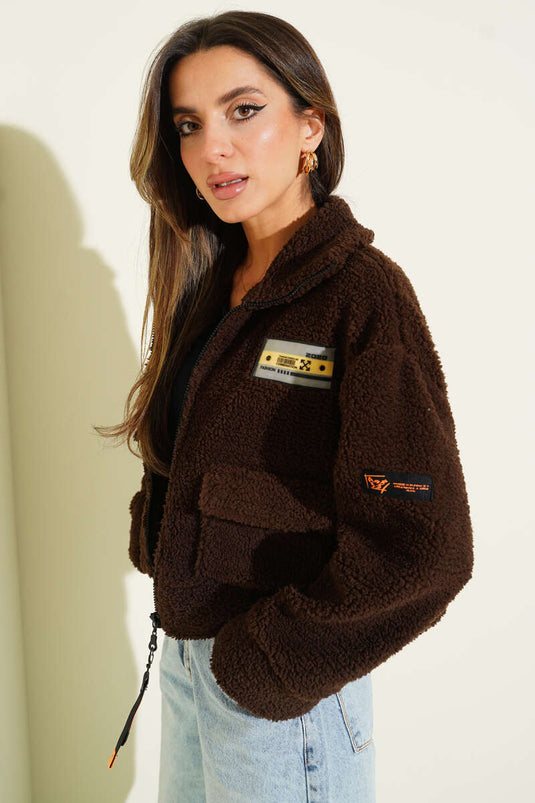 سترة قصيرة من الفرو مع شارة صدرية بني