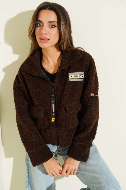 سترة قصيرة من الفرو مع شارة صدرية بني